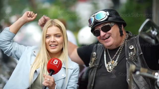 Novosibirsk 2016: Journalist holds a microphone and interviews a biker смотреть онлайн