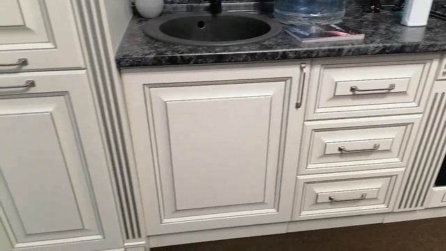 Кухня Мария Белый с патиной серебро СКФМ. смотреть онлайн