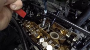 Поменять маслосъёмные колпачки очень просто