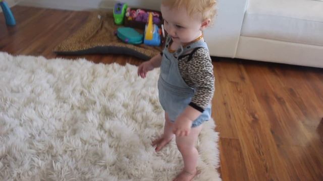 TEACHING MY BABY SISTER TO WALK! Babies First Steps.