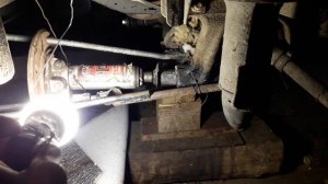 Выдавливаем ось нижнего рычага на Ниве Шеврале, решаем проблему #Мастерская21rus