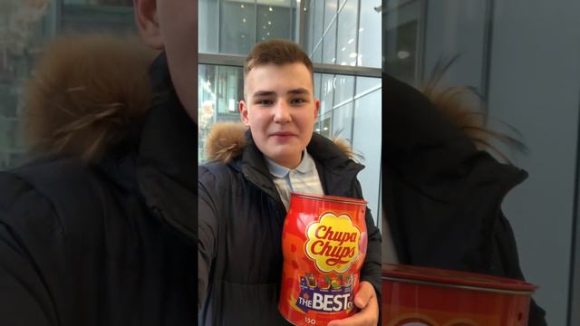 Giving Away Sweets And Money To Random People смотреть онлайн