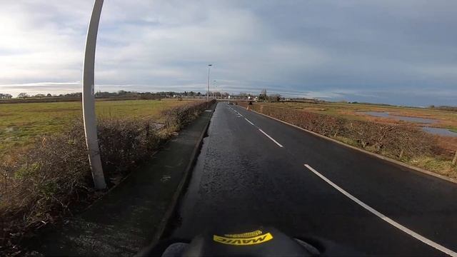 GIVING WAY TO A LORRY - CYCLIST'S CAN BE NICE... смотреть онлайн