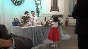 Пятилетняя племянница поздравляет дядьку на свадьбе