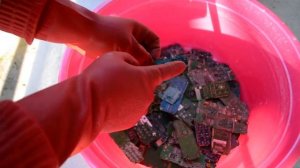 Быстрая смывка позолоты с плат мобильных телефонов.