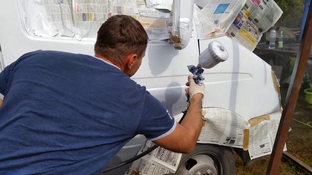 Крашу авто на даче. Белая автоэмаль номер 202 без лака. смотреть онлайн