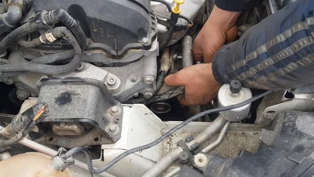Замена ремня генератора Peugeot 308.Замена ролика натяжителя ремня вспомогательных агрегатов Пежо30 смотреть онлайн
