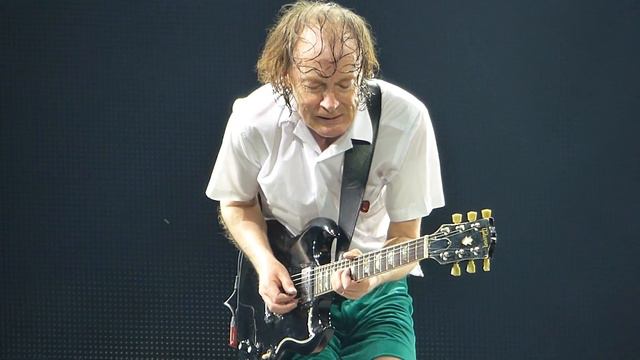 Legendary Guitar Solo by ANGUS YOUNG - AC/DC смотреть онлайн