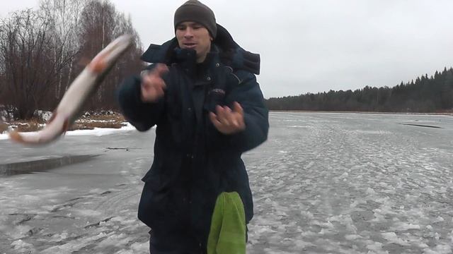 Первый ЛЁД тихонько тает. Рыбалка на красивом загадочном озере - Болен Рыбалкой №582 смотреть онлайн