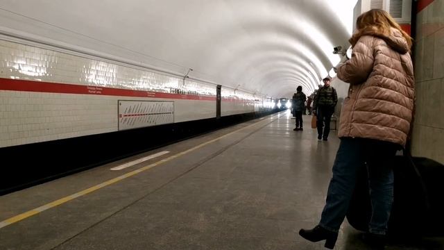 Неудачная съёмка а именно падение телефона вместе со штативом на пол на станции метро Площадь Ленин смотреть онлайн