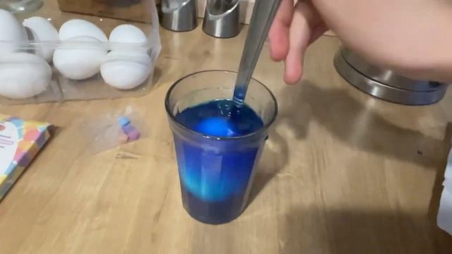 Крашу яйца на Пасху!🥳Пролила на стол и водоросли!!😬Слишком весело!!!😅 смотреть онлайн