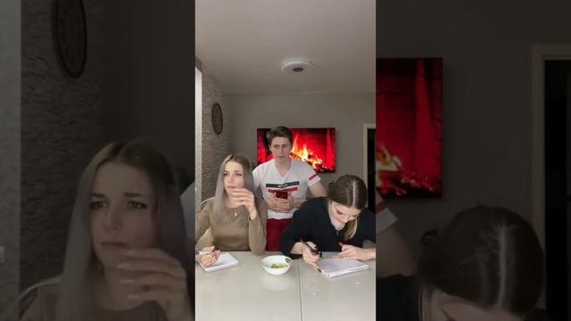 Кто лучше знает сестра или девушка? смотреть онлайн