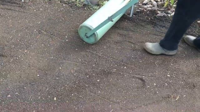 КРАСИВЫЙ ГАЗОН СВОИМИ РУКАМИ.ПОСАДКА ГАЗОНА ПОШАГОВО. смотреть онлайн