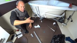 Установка ванны с гидромассажем.