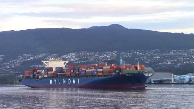 Container Ship HYUNDAI FORCE inbound into Vancouver, BC (June 4, 2016) смотреть онлайн