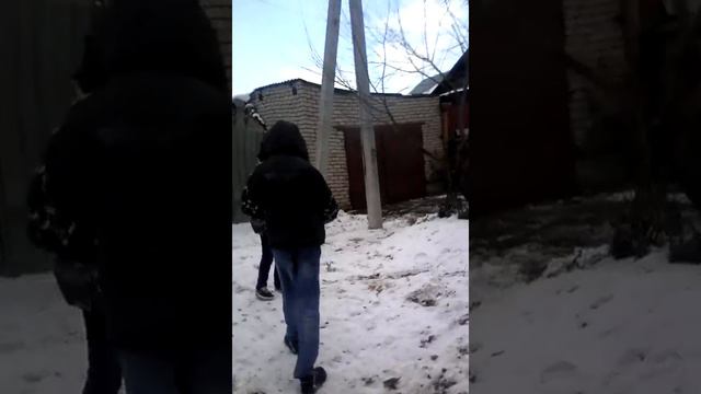 Пацан забил поцану стрелку