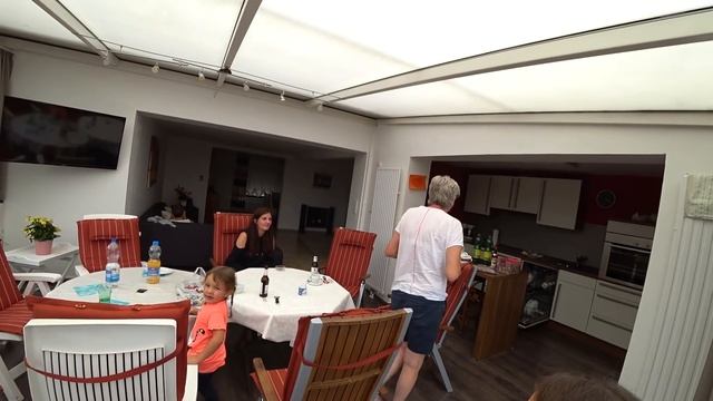 МЫ В ДОМЕ У КОРЕННЫХ НЕМЦЕВ I НЕМЦЫ ПРОБУЮТ РУССКУЮ ЕДУ смотреть онлайн