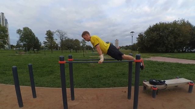 Подъем разгибом на брусьях