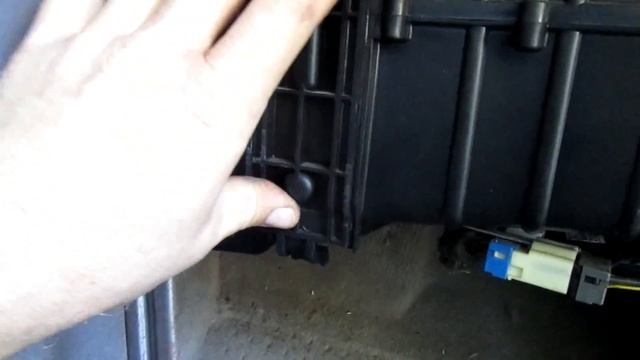 How to Replacement pollen cabin air filter Kia Sorento 2002-2006 смотреть онлайн