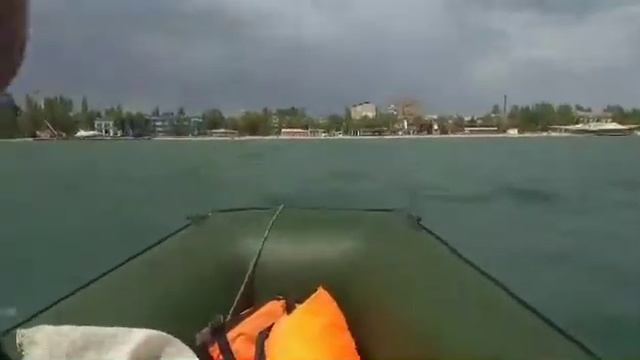 Азовское море штормит,тикаем на берег на моторе.03.05.2018 смотреть онлайн