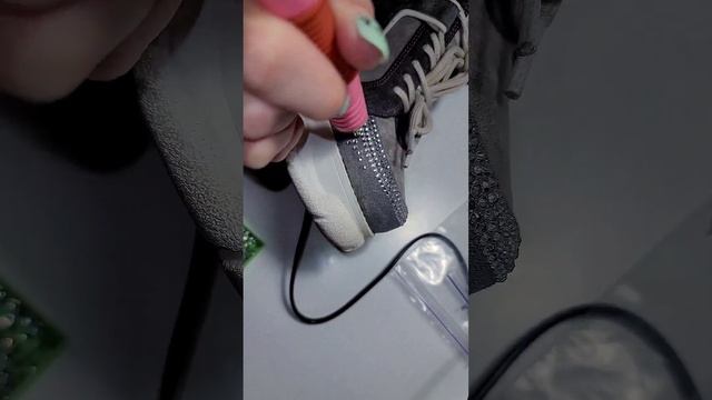 Кроссовки со стразами. Как украсить кроссовки стразами. Инкрустация стразами. Кристаллайзер. смотреть онлайн