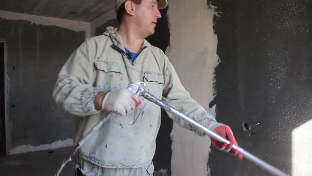 Безвоздушный распылитель и садовый опрыскиватель для грунтования стен. смотреть онлайн