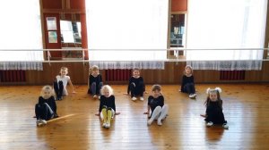 Когда сидим на диване, танец для детей