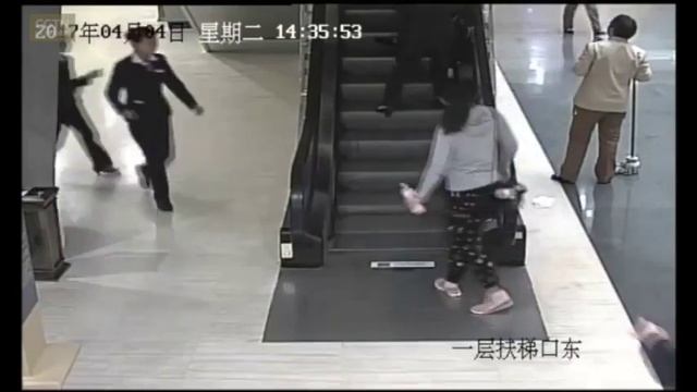 В Китае женщина-охранник в торговом центре спасла падающую с эскалатора старушку смотреть онлайн
