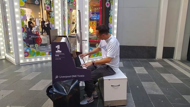 Dr Dre and Tupac Shakur Piano medley in Liverpool one performed by Christopher Scamp смотреть онлайн
