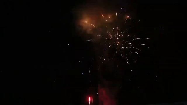 Салют "ХИТ СЕЗОНА" ( калибр 0.8, 110 залпов, высота 35 метров ) смотреть онлайн