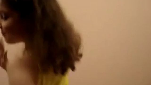 Лерочка с подружкой кривляются перед камерой смотреть онлайн