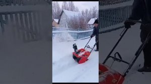 Снегоуборщик DDE ST-3546. Руки бы оторвать этим мастерам кто ставит на снегоуборщик колёса!!!