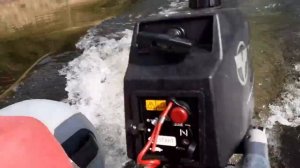 Мотор 3,5 л.с. против течения еле ползёт