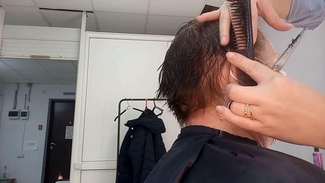 Пошагово!Стрижка на короткие волосы! смотреть онлайн