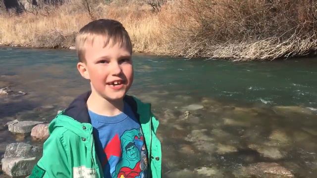 Спуск к горной реке в Чарынском каньоне смотреть онлайн