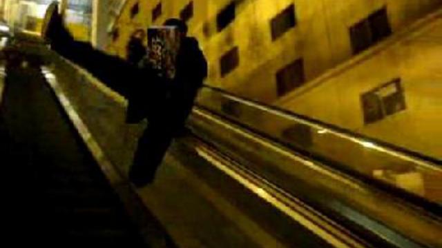 Катание на перилах эскалатора смотреть онлайн