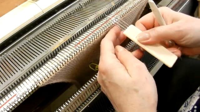 Ажурный узор ручной деккеровкой на вязальной машине.Мастер-класс машинное вязание смотреть онлайн