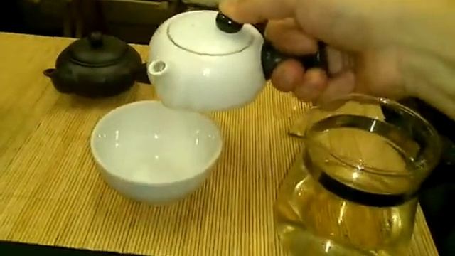 Чайник белый с боковой ручкой и рисунком лотос смотреть онлайн