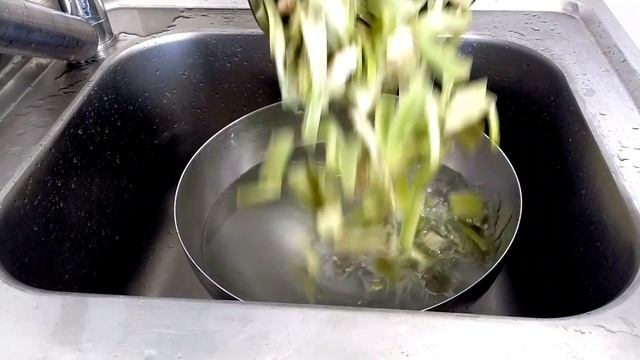 Cardi selvatici - Ricetta Pugliese - Pasta patate e cardi selvatici - primo piatto squisito смотреть онлайн