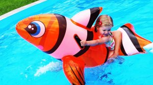 ✿ ДИАНА В БОЛЬШОМ БАССЕЙНЕ на Рыбке из Мультика В Поисках Дори Finding Dory swimming in the pool