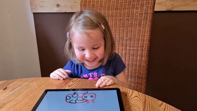 Ника и мама ИГРАЮТ РИСОВАНИЕ для ДЕТЕЙ! Никины РИСУНКИ ОЖИВАЮТ и ТАНЦУЮТ!!! смотреть онлайн