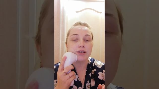 Аппарат для лица SkinPro + серия Essentials смотреть онлайн