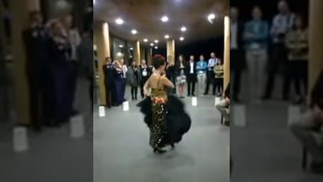 CANTARES DEL SUR BODA EN FLAACH SUIZA LA NOVIA SUIZA SORPRENDE AL NOVIO ITALIANO CON BAILE ARABE смотреть онлайн