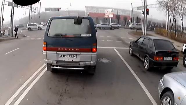 Алматы. Поворот через двойную сплошную и вонючая делика 20141111 1015 смотреть онлайн