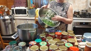 Красные помидоры маринованные с луком на зиму в банках