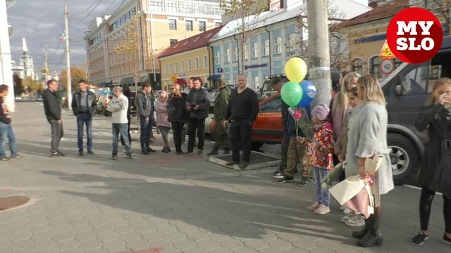Туляк приехал встречать жену из роддома с друзьями на 15 внедорожниках