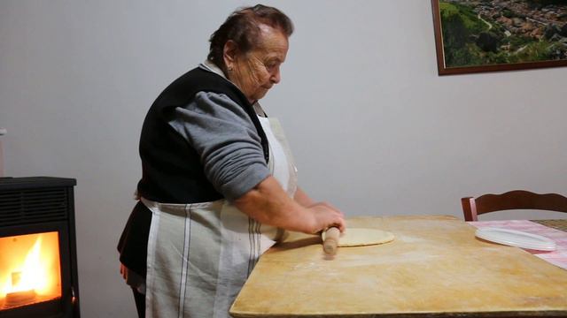 Pasta Grannies make 'sagne' with tomato sauce from Abruzzo смотреть онлайн