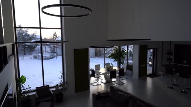 Обзор дома со вторым светом и большим гаражом. Двухэтажный проект дома с традиционным фасадом. смотреть онлайн