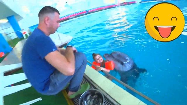 ДЕЛЬФИНЫ ДЛЯ ДЕТЕЙ RADA MARMELADA плавает с дельфинами. Дельфинотерапия для детей.Видео с дельфинам смотреть онлайн