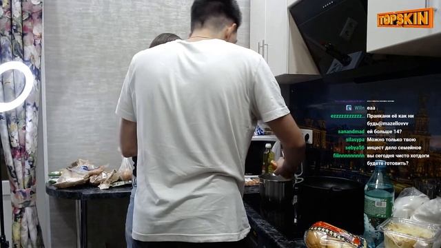 MZLFF привёл девушку и зачем-то начал учить её готовить